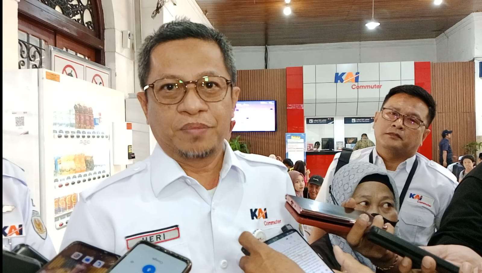 Direktur Operasi dan Pemasaran KAI Commuter, Heri Siswanto, dalam konferensi pers di Stasiun Surabaya Gubeng pada Senin (2/3/2026),