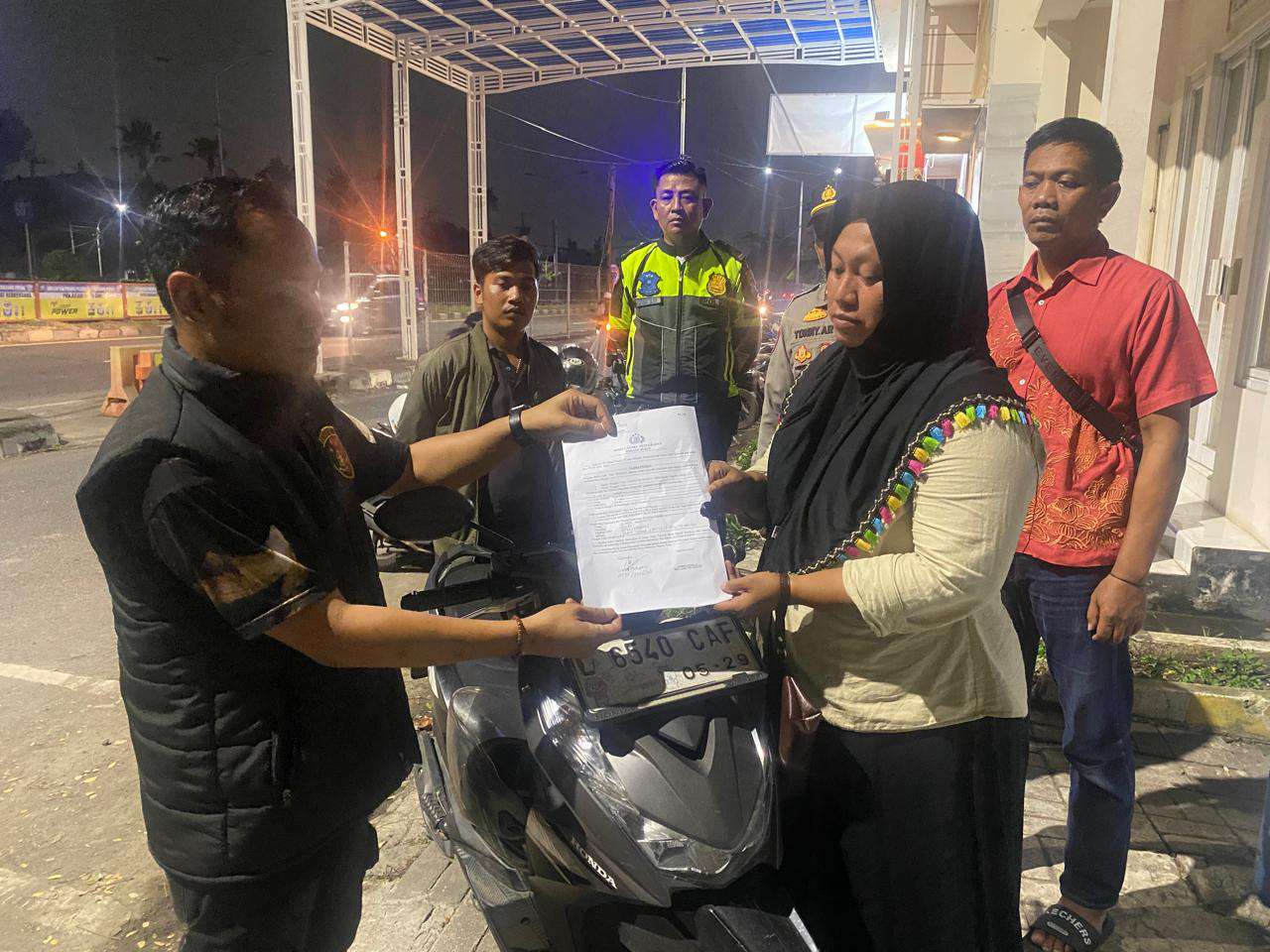 Foto: Sepeda motor Honda Beat ditemukan oleh polisi di Jembatan Suramadu yang diduga hasil pencurian
