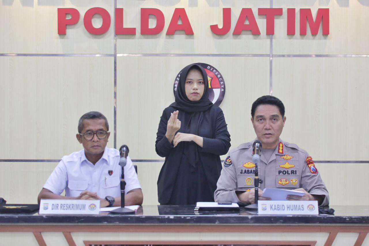Foto: Kabid Humas Polda Jatim Kombes Pol Jules Abraham Abast saat konferensi pers pengungkapan kasus pemerasan di Pasuruan.