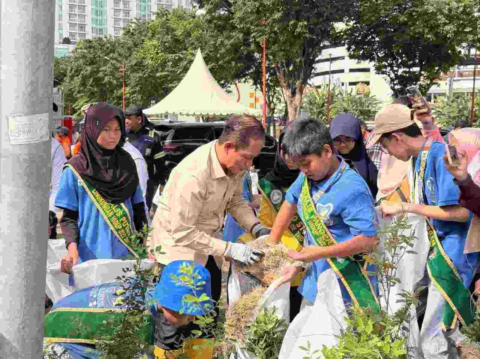 Foto: Kegiatan korve massal di Sungai Kalimas Surabaya bersama Menteri Lingkungan Hidup dan Wali Kota Surabaya