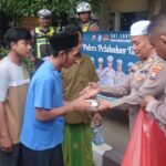 Ramadan Hangat, Satlantas Polres Pelabuhan Tanjung Perak Bagikan 150 Takjil di Jalan Perak Timur