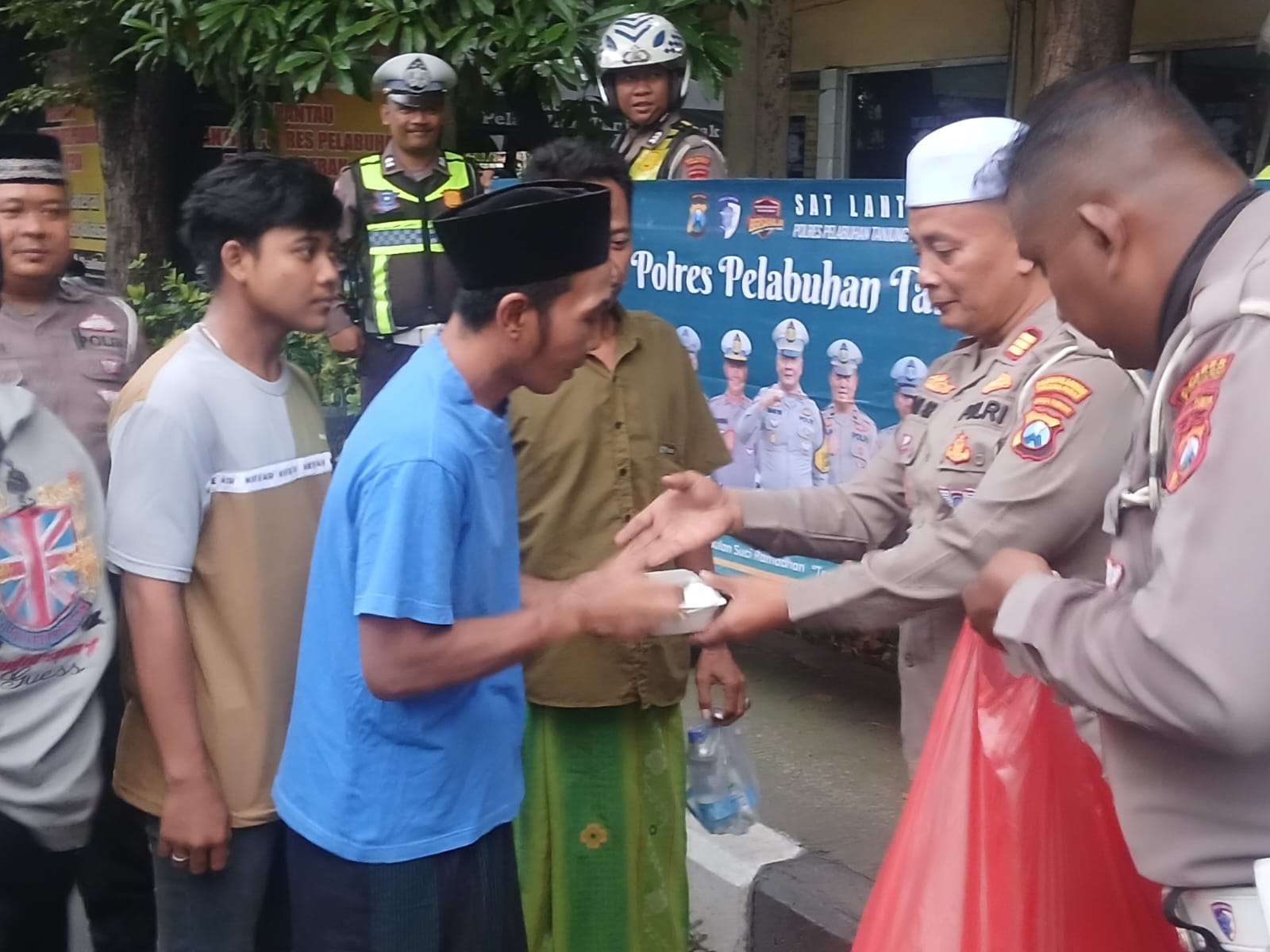 Foto: Personel Satlantas Polres Pelabuhan Tanjung Perak membagikan takjil kepada pengendara di Jalan Perak Timur Surabaya saat Ramadan.