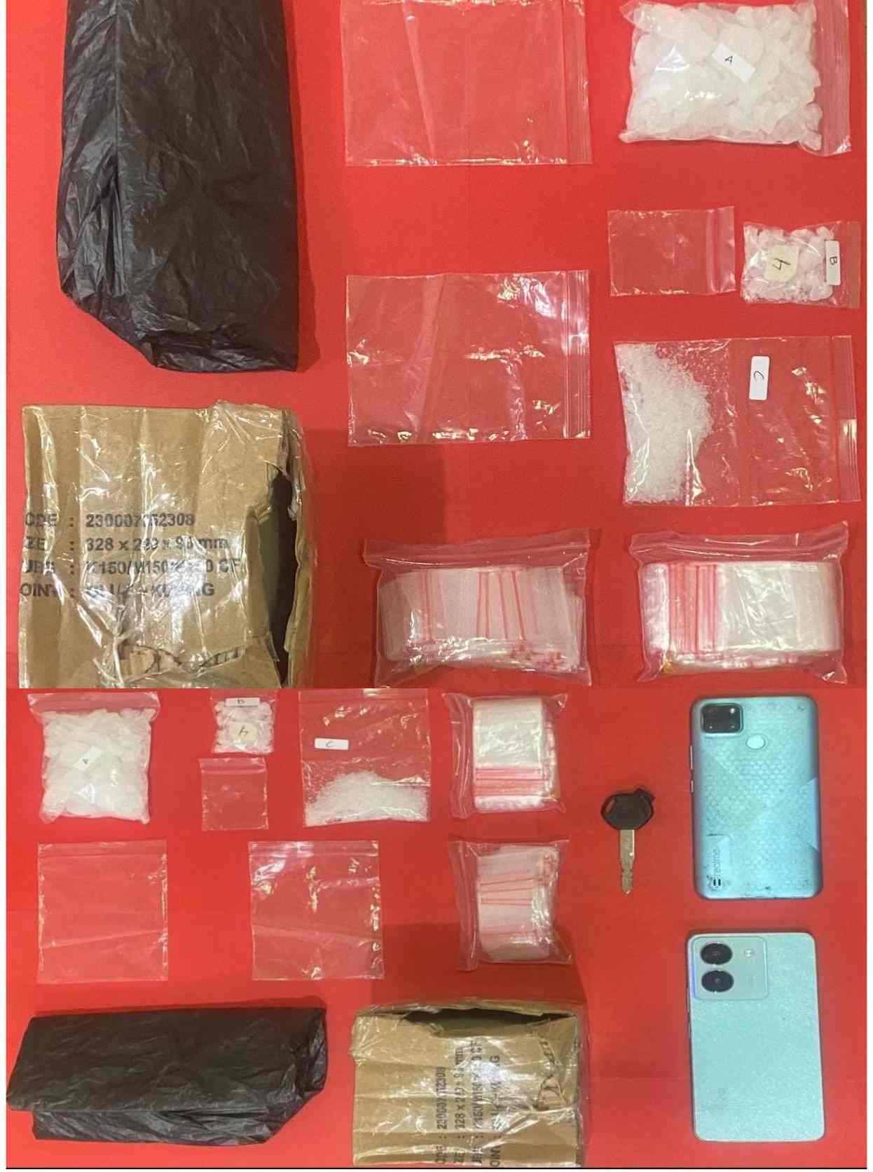 Foto: Polisi menunjukkan barang bukti sabu hasil pengungkapan Satresnarkoba Polres Mojokerto dalam Operasi Pekat Semeru 2026 di Sooko