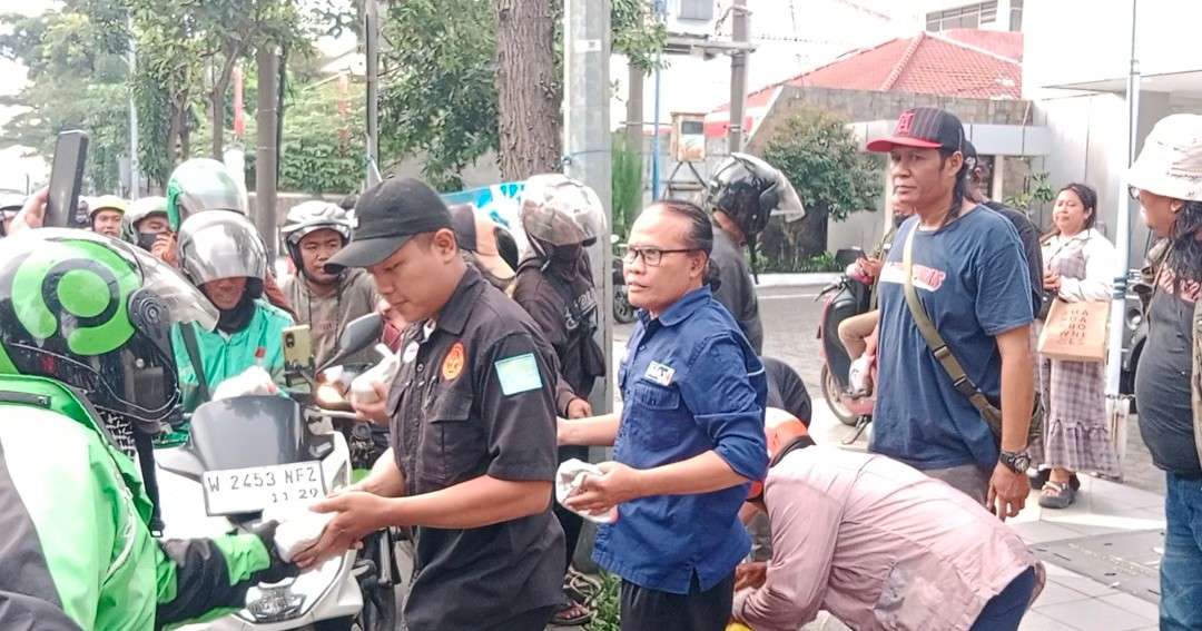 Foto: Komunitas Media Selatan Keras dan LRPPN-BI membagikan takjil kepada pengendara di Jalan Diponegoro Surabaya saat Ramadhan.