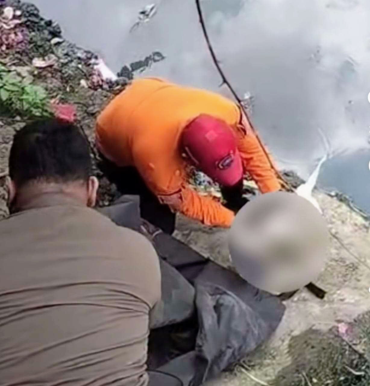 Foto: Petugas melakukan identifikasi jenazah bayi di bantaran sungai Jalan Asem Rowo Surabaya.