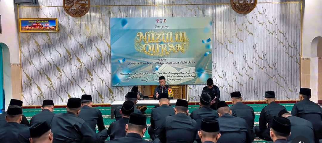 Foto; Anggota Brimob Kompi 4 Batalyon A mengikuti peringatan Nuzulul Qur’an di Masjid Al-Mukhlisin Sidoarjo bersama masyarakat sekitar.