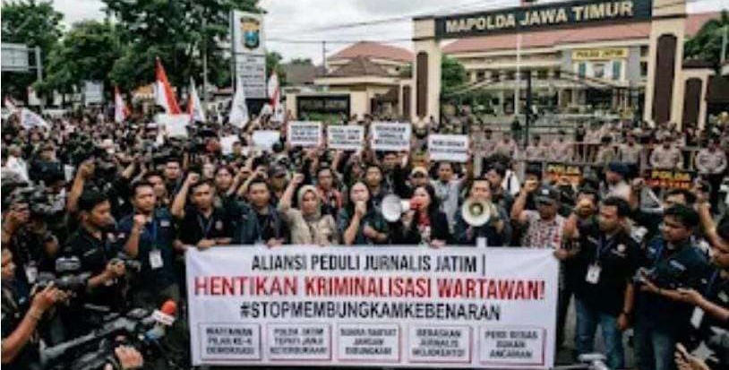 Foto: Aksi 1000 wartawan di Polda Jawa Timur menuntut keadilan kasus penangkapan wartawan Mojokerto