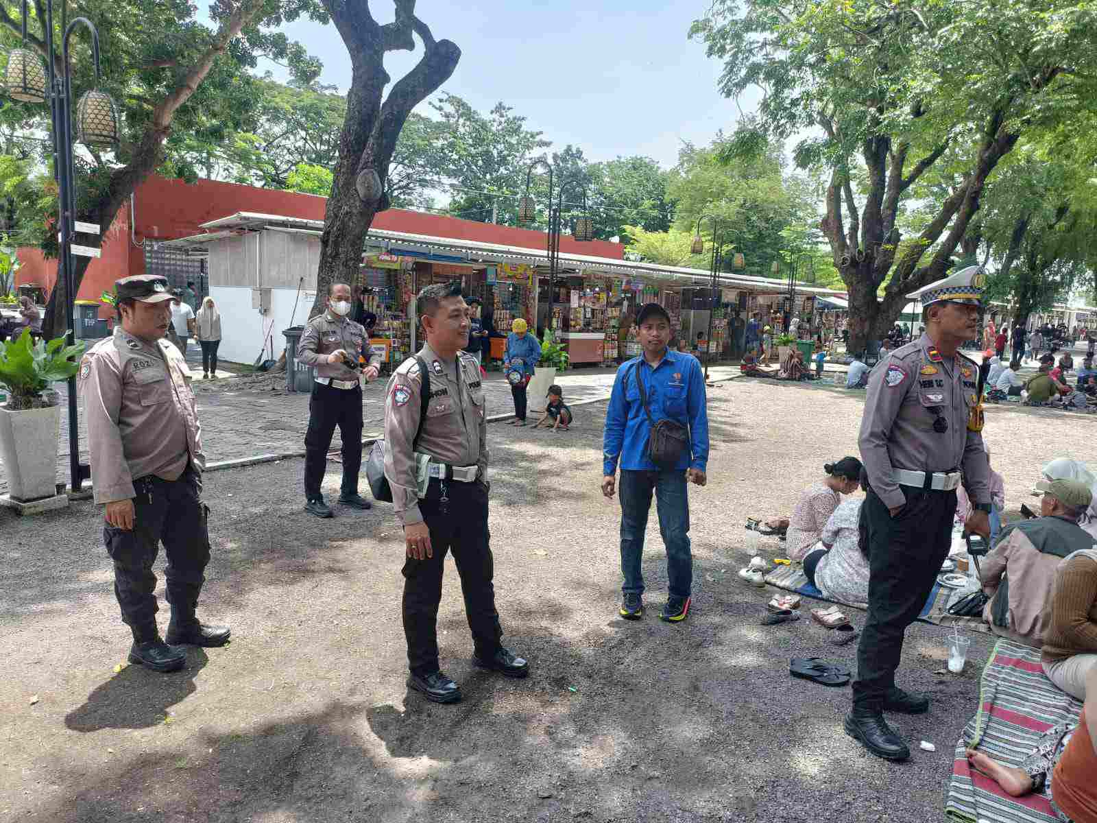 Foto: Suasana pengunjung memadati THP Kenjeran Surabaya saat libur Lebaran dengan pengamanan ketat dari polisi
