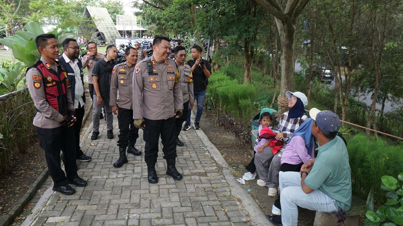 Foto: Kapolres Mojokerto Kota patroli di Bukit Kayoe Putih saat libur Lebaran 2026