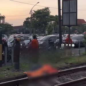 Tragedi di Rel: Pengendara Motor Tewas Tertemper Kereta di Surabaya