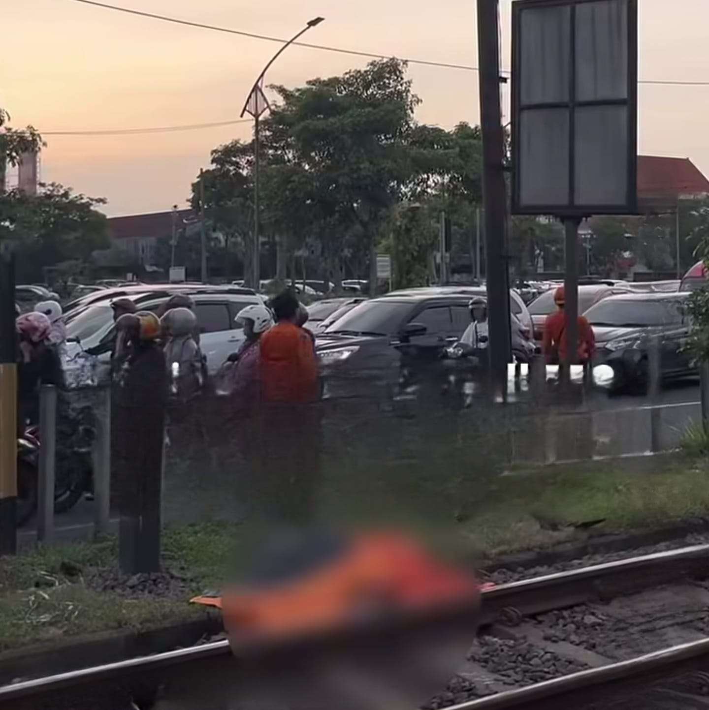 Foto:  lokasi kecelakaan motor tertemper kereta api di Jalan Ahmad Yani Surabaya