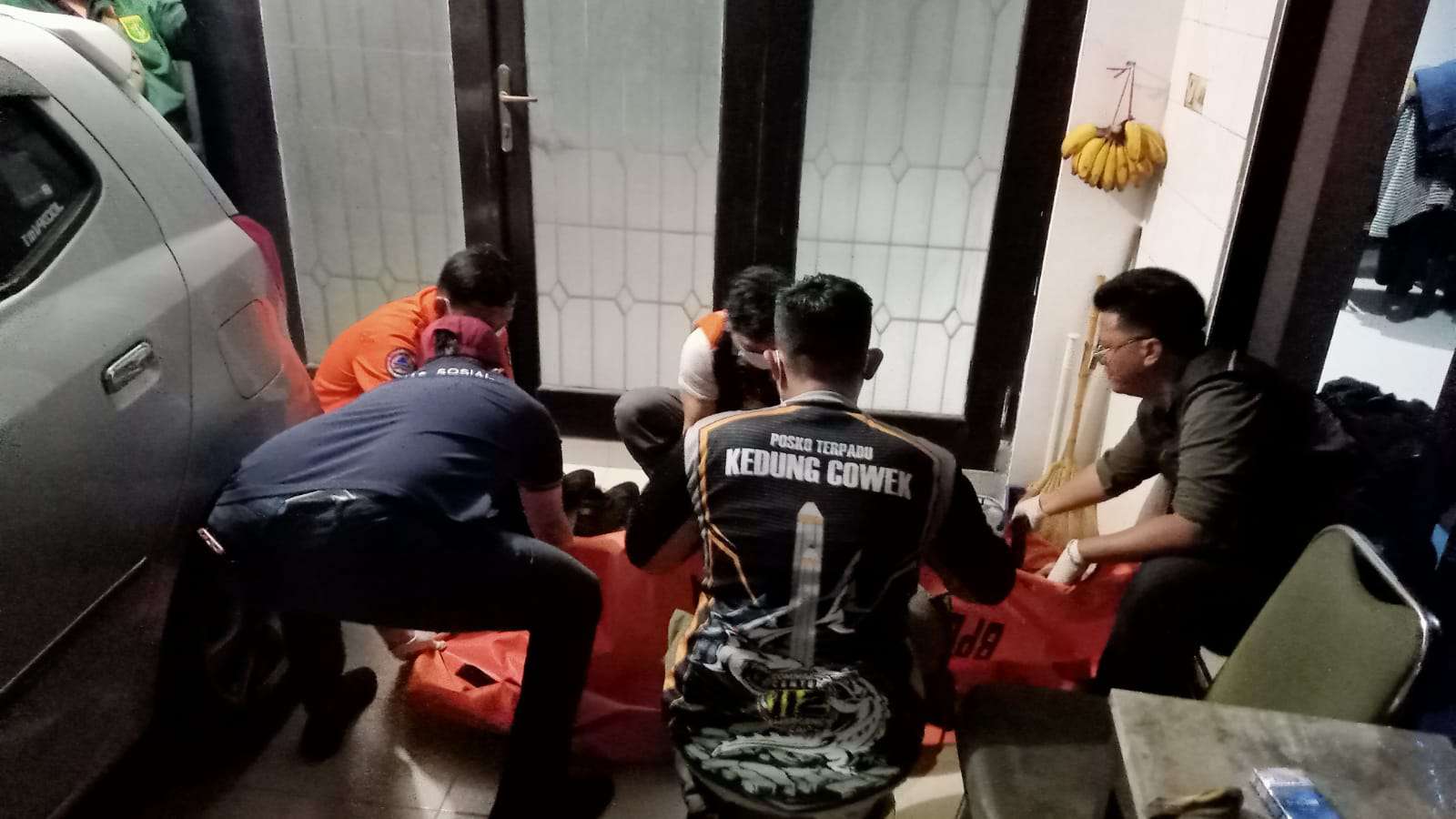 Foto: Petugas gabungan mengevakuasi jenazah lansia di kawasan Lebo Agung Surabaya pada malam hari