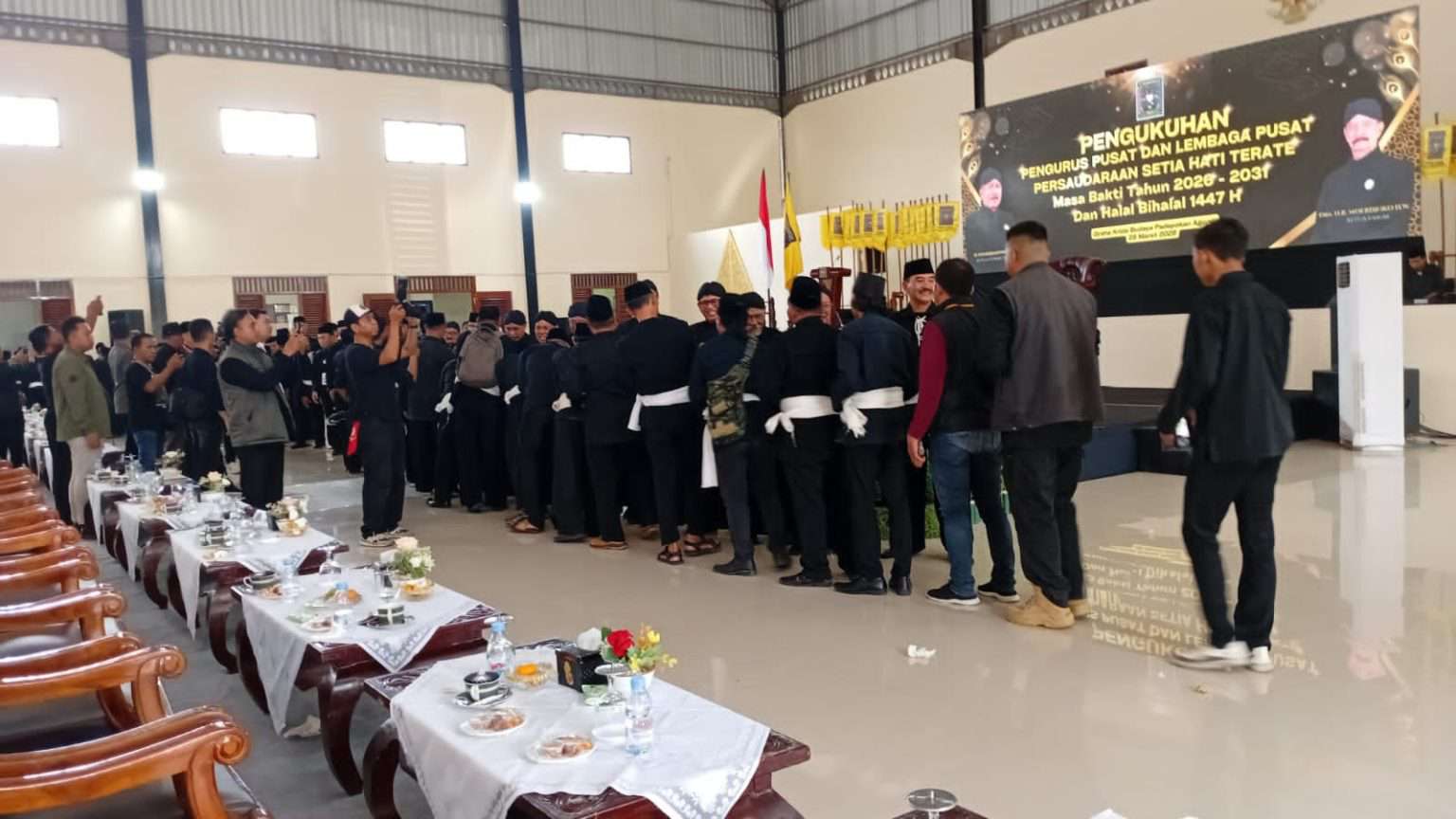 Foto: Pengukuhan Pengurus Pusat PSHT 2026–2031 di Padepokan Agung Madiun dengan suasana khidmat dan penuh kebersamaan