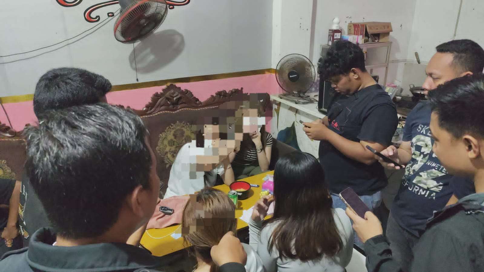 Foto: Petugas Polres Gresik saat sidak karaoke ilegal di Desa Banjarsari Cerme dan mengamankan puluhan botol miras