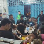 Sidak Karaoke Ilegal, Polisi Amankan 93 Botol Miras dan 16 Orang