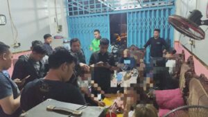 Sidak Karaoke Ilegal di Cerme Gresik, Polisi Amankan 93 Botol Miras dan 16 Orang