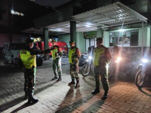Patroli Gabungan Koramil 05/Bantar Gebang dan Linmas Ajak Warga Aktif Jaga Keamanan Lingkungan