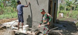 Personel TMMD Ke-127 Kodim 1514/Morotai Bersama Warga Laksanakan Pelesteran MCK di Desa Dehegila