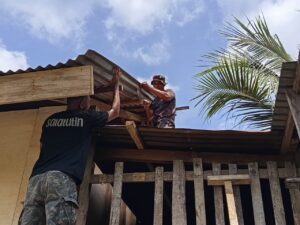Personel TMMD Ke-127 Kodim 1514/Morotai Lanjutkan Pekerjaan Flur Lantai dan Pemasangan Lisplang RTLH