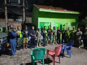 Tingkatkan Kewaspadaan Pada Malam Hari Personil Gabungan Koramil 04/Jati Asih dan Polsek Jati Asih Serta Linmas Gelar Patroli Malam
