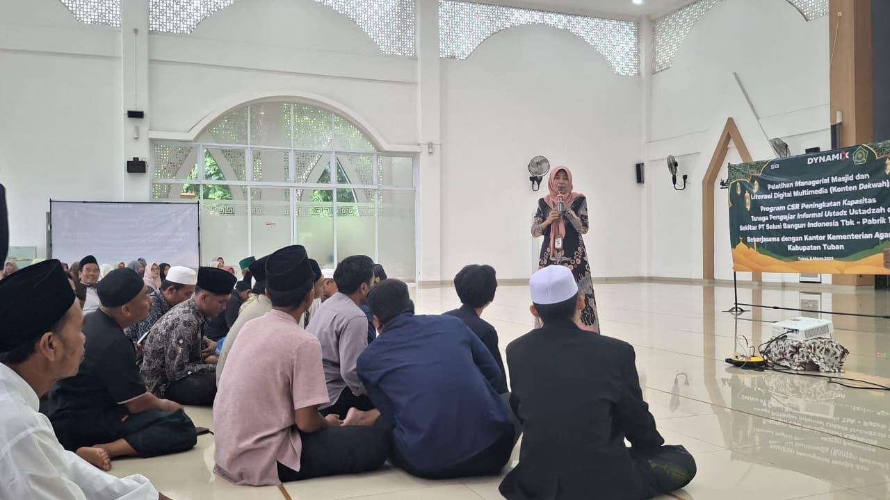 Foto: Umi kulsum kepala Kemenag Tuban memberikan pemaparan kepada takmir (dok.ist)