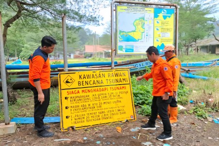 Foto: BPBD Jawa Timur saat melakukan pengecekan papan nama rawan bencana tsunami