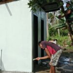 Personel TMMD Ke-127 Kodim 1514/Morotai Laksanakan Pengecatan MCK di Desa Dehegila