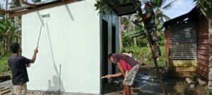 Personel TMMD Ke-127 Kodim 1514/Morotai Laksanakan Pengecatan MCK di Desa Dehegila