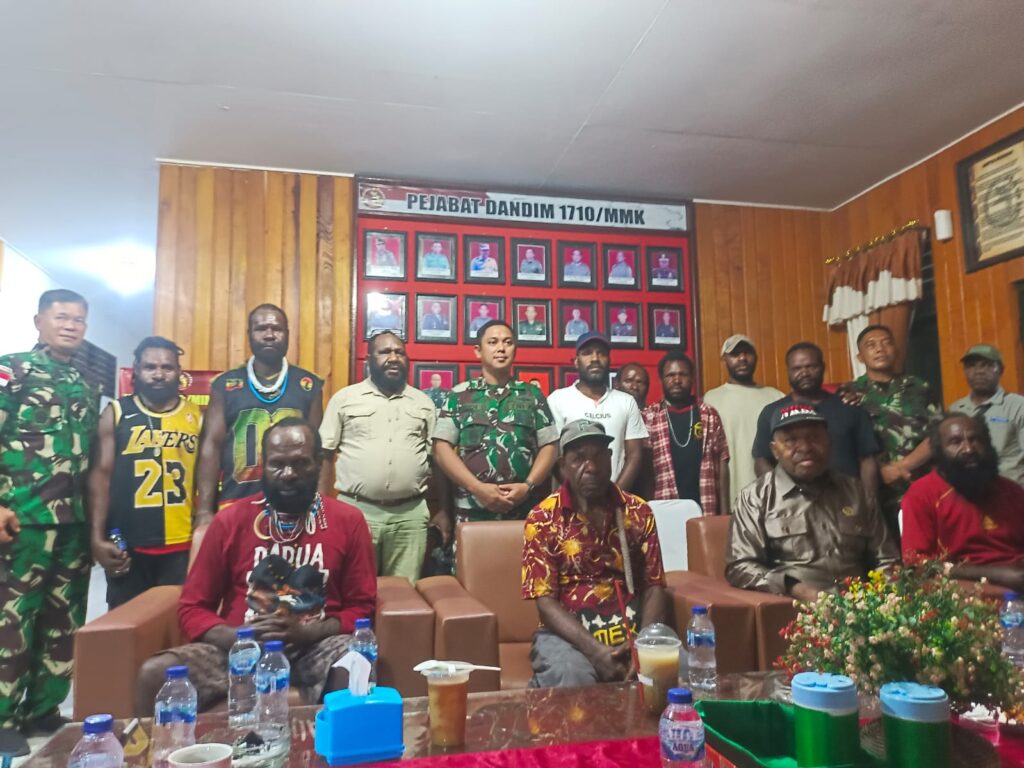 Kodim 1710/Mimika Serahkan Enam Warga ke Keluarga