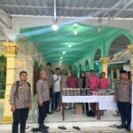 Polres Toba Berbagi Takjil di Masjid dan Pengguna Jalan