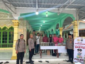 Polres Toba Berbagi Takjil di Masjid dan Pengguna Jalan, Wakapolres : Menumbuhkan Semangat Berbagi