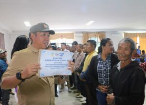 Serahkan Bantuan Jadup dari Kemensos RI bagi 434 KK, Doakan Masyarakat Terdampak dapat Pulih