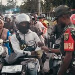 Berbagi Kebahagiaan di Bulan Suci Ramadan, Koramil Kokonao dan Koramil Timika Bagikan Takjil kepada Pengguna Jalan