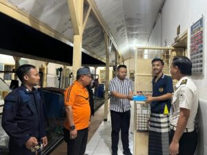 Jelang Subuh, Petugas Lapas Bojonegoro Keliling Blok Bagikan Makan Sahur untuk Warga Binaan