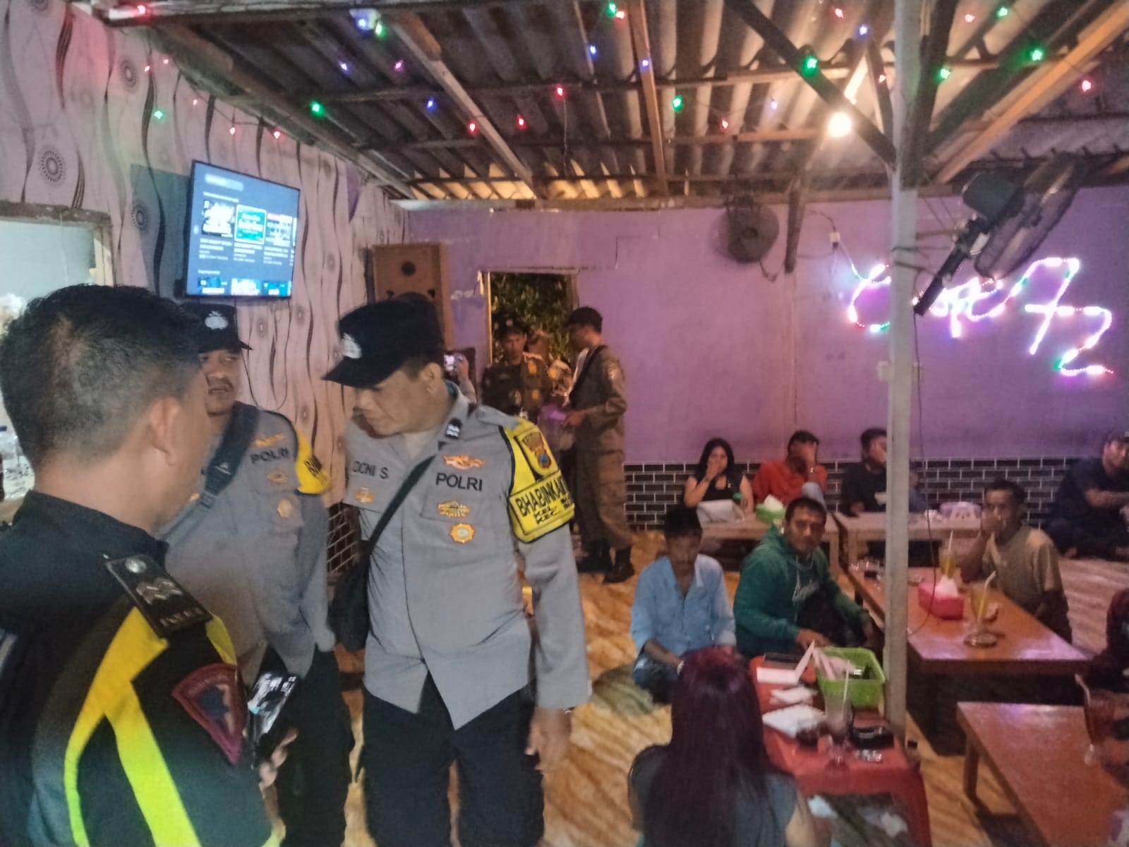 Foto: Petugas Polsek Kenjeran melakukan patroli cipta kondisi dan razia miras di kawasan pesisir Tambak Wedi Surabaya saat Operasi Pekat Semeru 2026.