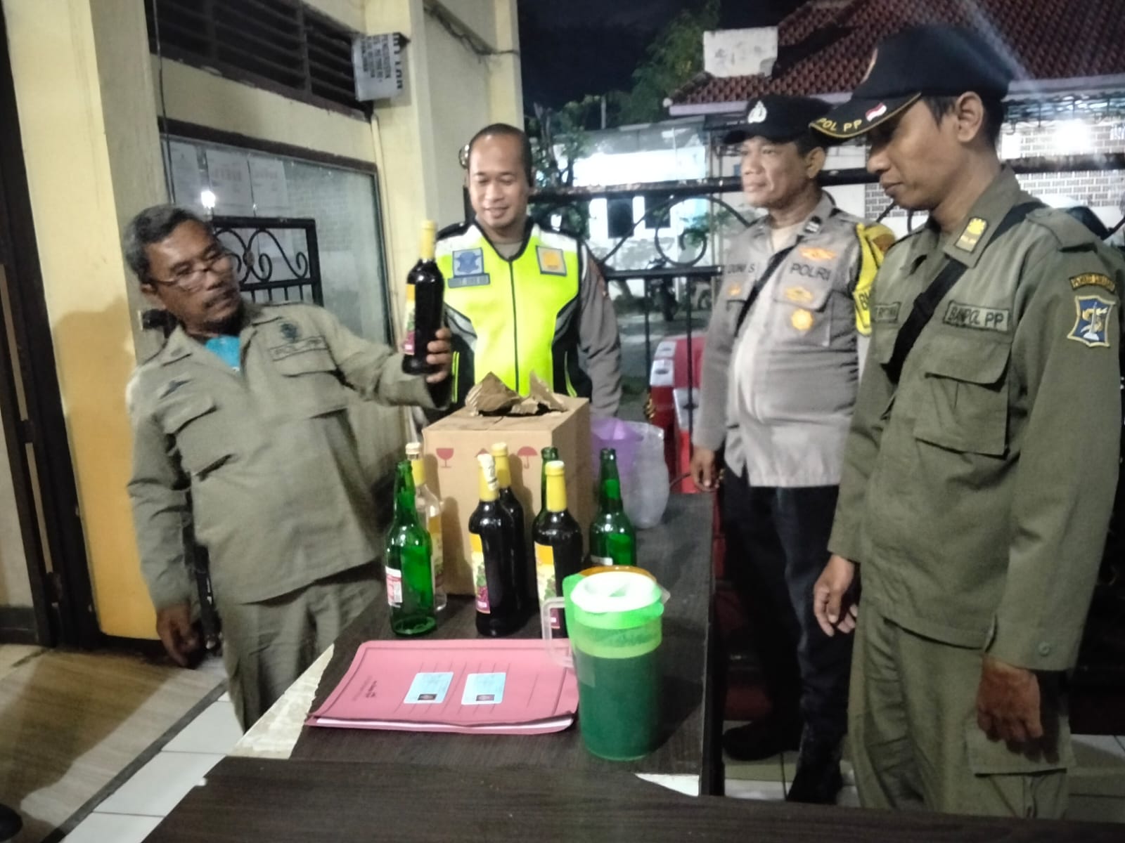 Foto: Petugas Polsek Kenjeran melakukan patroli cipta kondisi dan razia miras di kawasan pesisir Tambak Wedi Surabaya saat Operasi Pekat Semeru 2026.