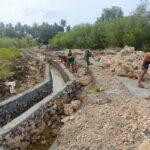 Personel TMMD Ke-127 Kodim 1514/Morotai Lanjutkan Pembuatan Drainase di Desa Gotalamo