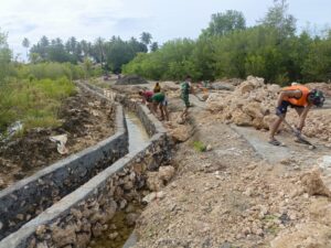 Personel TMMD Ke-127 Kodim 1514/Morotai Lanjutkan Pembuatan Drainase di Desa Gotalamo