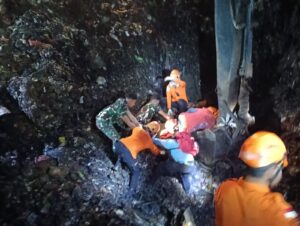 Gerak Cepat Yonarmed 7/BG Bantu Penanganan dan Evakuasi Longsor Gunung Sampah di Bantargebang