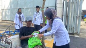 Ramadan Berkah, Kemenag Tuban Berbagi Bingkisan untuk Abang Becak