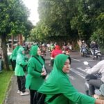 Tebar Berkah Ramadhan, Persit KCK Ranting 4 Koramil 03/Ps.Rebo–Ciracas Bersama FKPPI Bagikan Takjil kepada Warga Sekitar