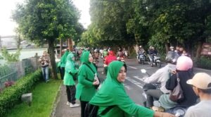 Tebar Berkah Ramadhan, Persit KCK Ranting 4 Koramil 03/Ps.Rebo–Ciracas Bersama FKPPI Bagikan Takjil kepada Warga Sekitar