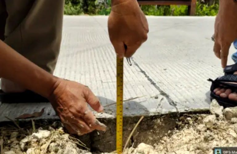 Foto: warga berinisial SPi saat mengukur ketebalan rigid beton di kabupaten Bojonegoro