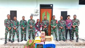 Dansatgas TMMD Ke-127 Kodim 1514/Morotai Berikan Santunan Sembako kepada Warga Desa Mandiri