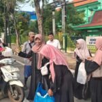 Tebar Kepedulian di Bulan Suci, BKMT Tuban Turun ke Jalan Bagikan Ratusan Takjil