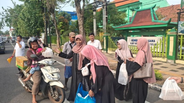 Foto: Ketua Umum PD BKMT Tuban, Hj. Umi Kulsum membagikan takjil kepada penguna jalan