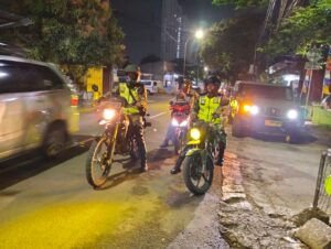 Patroli Humanis Koramil 01/Kranji Bersama Linmas dan Mitra Jaya, Pantau Titik Rawan Demi Keamanan Warga