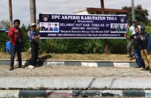 AKPERSI Toba Hadir di Tengah Warga, Semarakkan HUT ke-27 dengan Baliho Ucapan Selamat