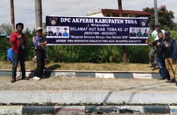 AKPERSI Toba Hadir di Tengah Warga, Semarakkan HUT ke-27 dengan Baliho Ucapan Selamat