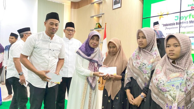 Foto: kepala Kemenag Tuban Hj. Umi Kulsum, S.Ag., M.Pd.I.,Salurkan Zakat Fitrah Lewat Program Joyful Ramadan